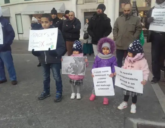 أطفال مغاربة بإيطاليا يحتجون ضد مجازر حلب