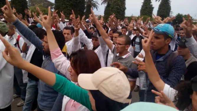 مسيرة الأقدام التربوية بين مطرقة التحدي وسندان المنع