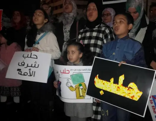 مغاربة يهتفون من البيضاء: أنقذوا حلب الشهباء من الإبادة (صور)