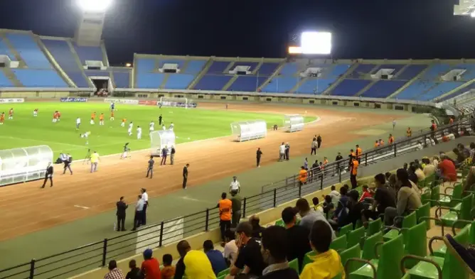 مجهولون يقتحمون ملعب فاس ويزرعون الرعب وسط الأطفال