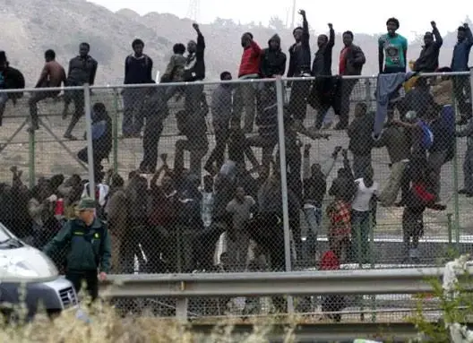 إصابة 20 أمنيا في إحباط محاولة اقتحام مهاجرين لسبتة