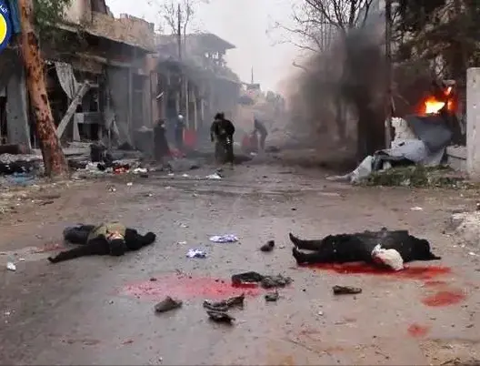 قصف مكثف على حلب والجثث ملقاة بالشوارع وتحذير من “إبادة”