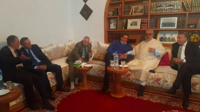 أخنوش ومنيب وآيت إدر في بيت بنكيران لتقديم العزاء (صور)