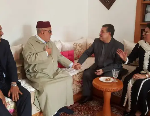 بالصور.. شباط يزور بنكيران ببيته للتعزية في وفاة والدته