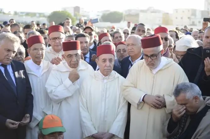 مستشارو الملك يتقدمون جنازة والدة بنكيران