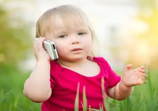 ما السن المناسب لشراء هاتف محمول لابنك؟