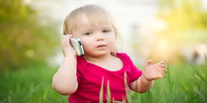 ما السن المناسب لشراء هاتف محمول لابنك؟