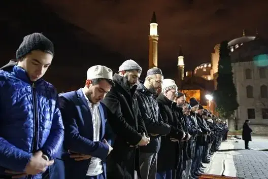 أتراك يقيمون صلاة التهجد بميدان آية صوفيا من أجل حلب وغزة