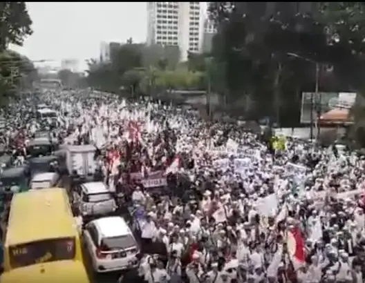 عشرات الآلاف يحتجون ضد حاكم جاكرتا بعد إساءته للقرآن (فيديو)