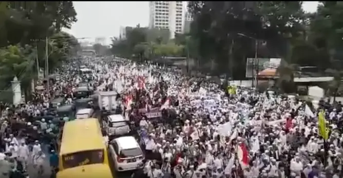عشرات الآلاف يحتجون ضد حاكم جاكرتا بعد إساءته للقرآن (فيديو)