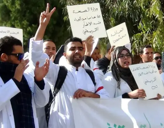 «ممرّضو المعادلة» يحتجون أمام ولاية درعة تافيلالت