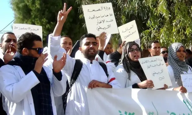 «ممرّضو المعادلة» يحتجون أمام ولاية درعة تافيلالت