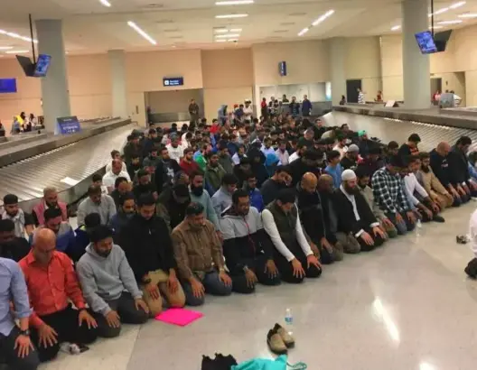 المسلمون يحولون مطارات أمريكا إلى مساجد ردا على ترامب (صور)