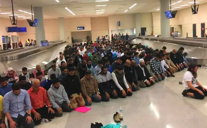 المسلمون يحولون مطارات أمريكا إلى مساجد ردا على ترامب (صور)