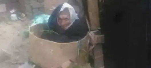 صدمت كل من شاهدها.. مسنَّة مصرية كفيفة تعيش في كرتونة.. هذه قصتها
