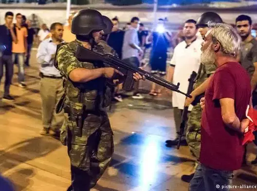 اليونان تراوغ.. لا للانقلاب، نعم للانقلابيين