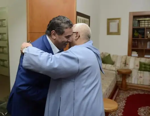 لوموند: القصر يستخدم أخنوش للحد من تقدم الإسلاميين بعد فشل البام