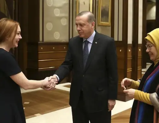 نجمة هوليود “لوهان” تهدي أردوغان قلادة بشعار غير متوقع