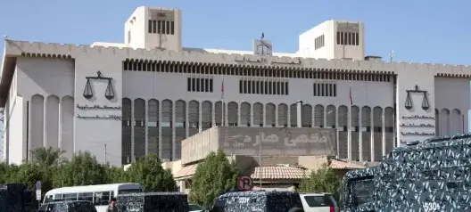 الكويت تعدم أحد أعضاء الأسرة الحاكمة و3 نساء