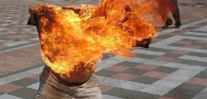شخص يضرم النار في جسده بتنغير
