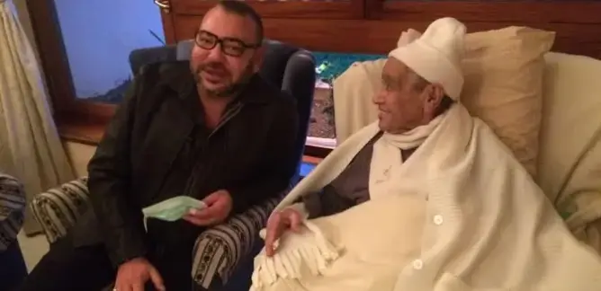 الملك يزور بوستة بالمستشفى العسكري بالرباط (بصورة)