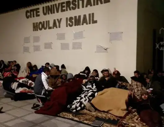 طلبة يبيتون في الشارع احتجاجا على إدارة الحي الجامعي بالرباط