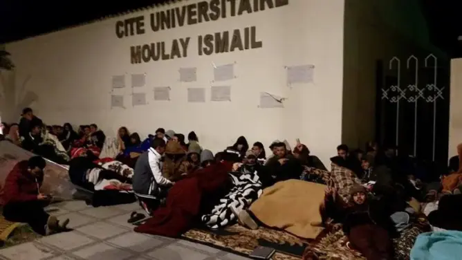 طلبة يبيتون في الشارع احتجاجا على إدارة الحي الجامعي بالرباط