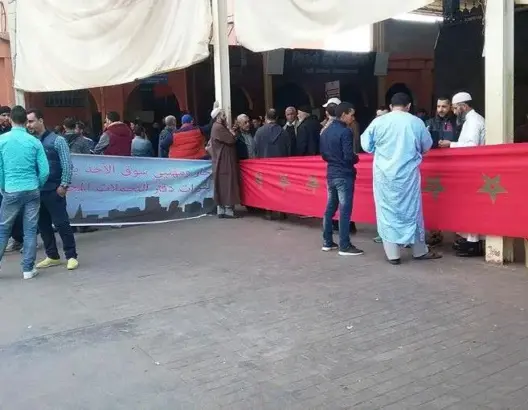تجار بأكادير يغلقون محلاتهم ويتهمون البلدية بـ”التحايل” عليهم