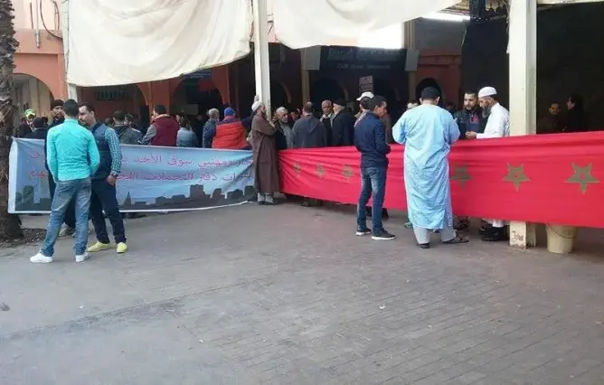 تجار بأكادير يغلقون محلاتهم ويتهمون البلدية بـ”التحايل” عليهم