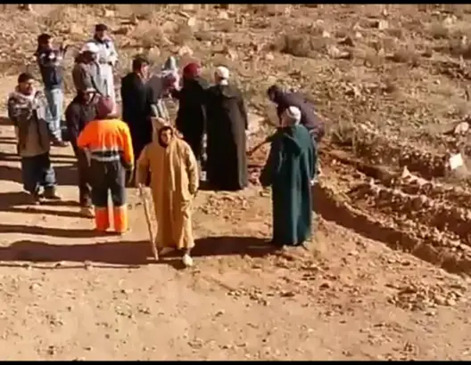 لأسباب قبلية.. أشخاص يمنعون عائلة من دفن ميتها نواحي تنغير