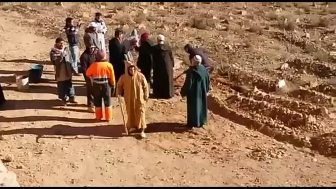 لأسباب قبلية.. أشخاص يمنعون عائلة من دفن ميتها نواحي تنغير