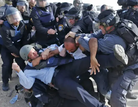 9 جنود صهاينة يعتدون على فلسطيني في قرية أم الحيران
