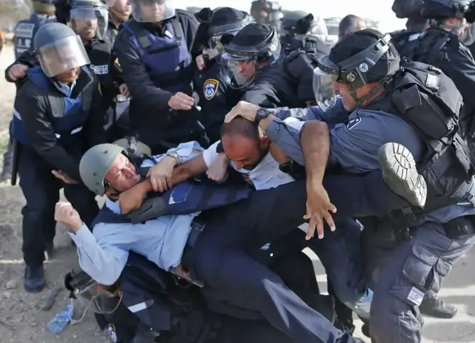 9 جنود صهاينة يعتدون على فلسطيني في قرية أم الحيران