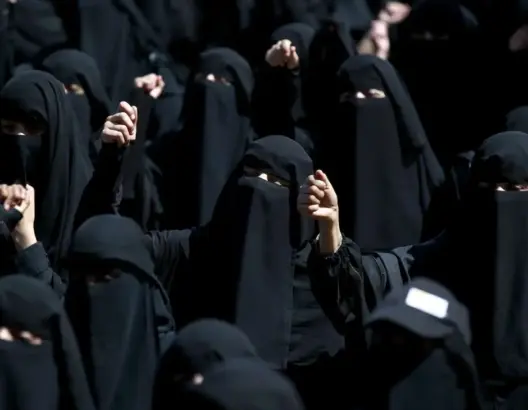 بائعو النقاب يتساءلون: هل هناك قرار رسمي بمنعه؟