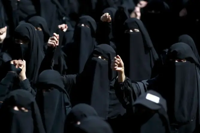 بائعو النقاب يتساءلون: هل هناك قرار رسمي بمنعه؟