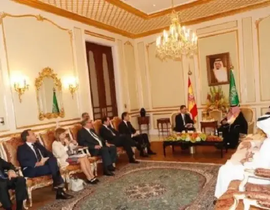 سابقة..وزيرة إسبانية بتنورة قصيرة في السعودية