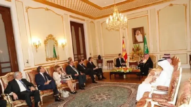 سابقة..وزيرة إسبانية بتنورة قصيرة في السعودية