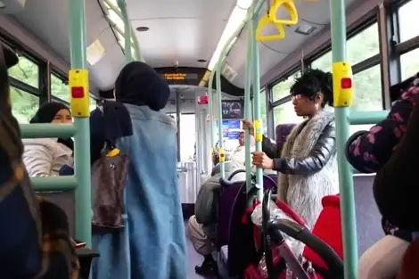 طالبة بأمريكا تتعرض للطرد من حافلة المدرسة بسبب حجابها