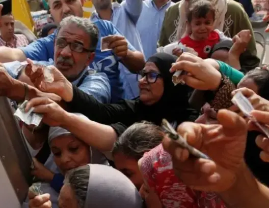 نظام السيسي يسجن 19 مصريا احتجوا على غلاء الأسعار
