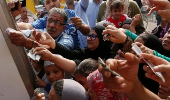 نظام السيسي يسجن 19 مصريا احتجوا على غلاء الأسعار