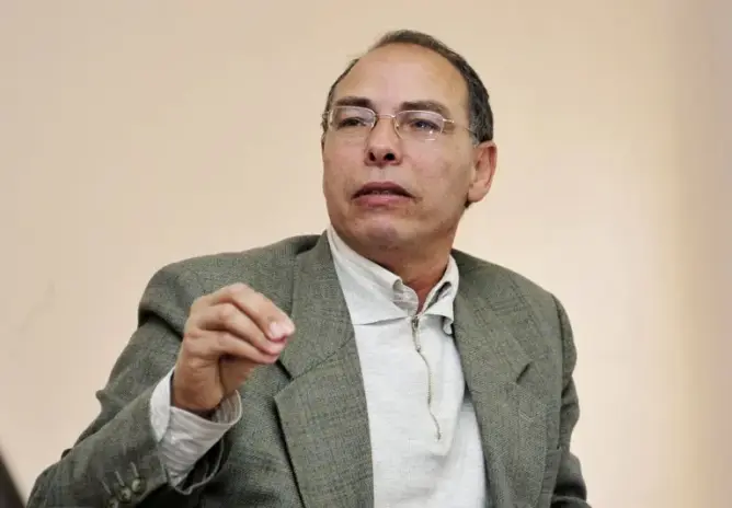 منجب: بنكيران تمسك باستقلالية القرار السياسي عن مراكز النفوذ