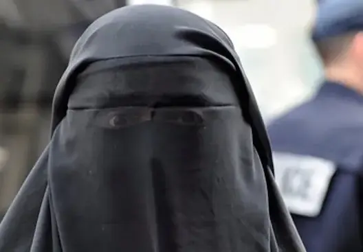 لماذا ينبغي منع النقاب ؟