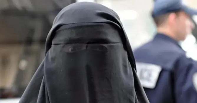 لماذا ينبغي منع النقاب ؟