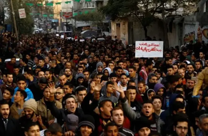 مظاهرات بغزة ضد نقص الكهرباء والأمن يعتدي عليها