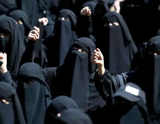 منع بيع النقاب “يقسم” نشطاء الفيسبوك بين مؤيد ومعارض