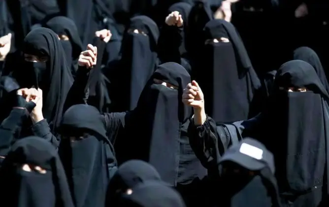 منع بيع النقاب “يقسم” نشطاء الفيسبوك بين مؤيد ومعارض