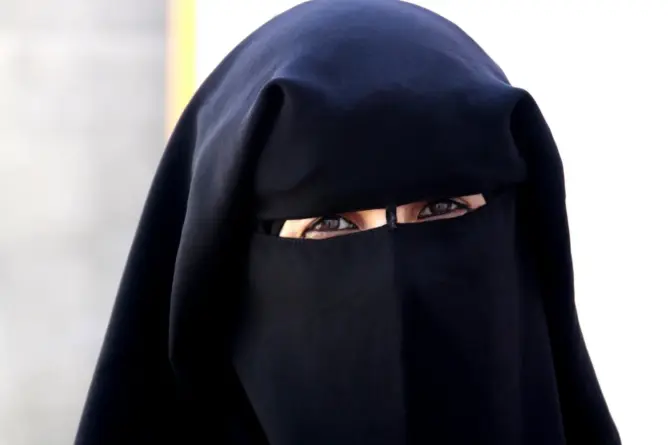 نشطاء يسخرون من قرار منع النقاب بالمطالبة بمنع “الماكياج”
