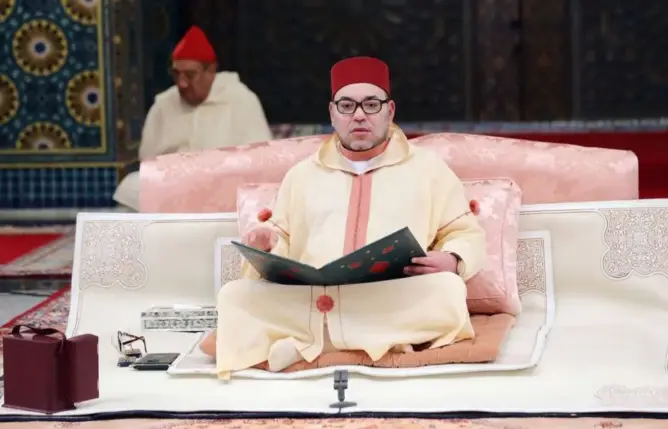 الملك يترأس حفلا دينيا في ذكرى وفاة والده بضريح محمد الخامس