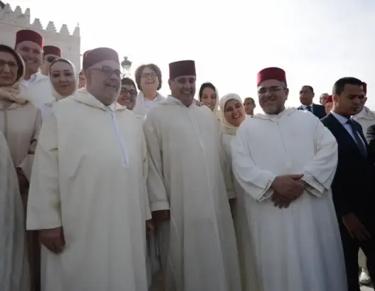 الحسن الثاني يجمع بنكيران وأخنوش في ضريحه (صور)