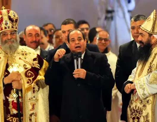 مصريون يحرجون السيسي داخل كنيسة بالقاهرة (فيديو)
